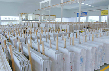 嘉岩石材木纹专卖场从立信大板市场搬迁至鹏翔石材城，现场存货量超过30.00㎡，为嘉岩石材发展再注新动力。