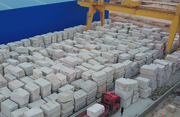 Joyace Stone Block Trading Center is officially in operation, with over 35,000 tons of blocks stored on site. A large number of authentic old wooden grain marble blocks can meet various customized needs of customers.